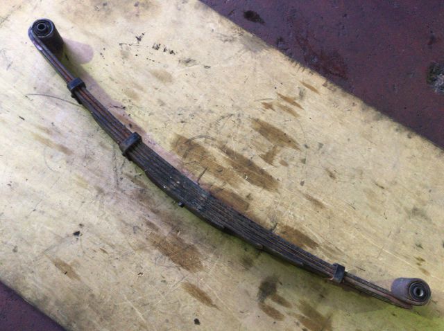 リーフスプリングAy(前左)