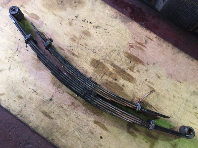 リーフスプリングAy(後右)