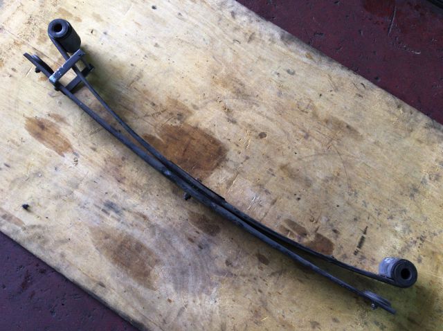 リーフスプリングAy(後右)