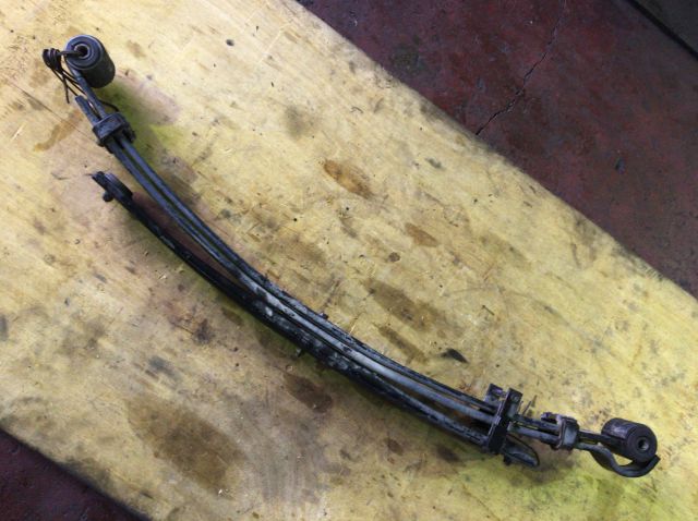 リーフスプリングAy(後左)