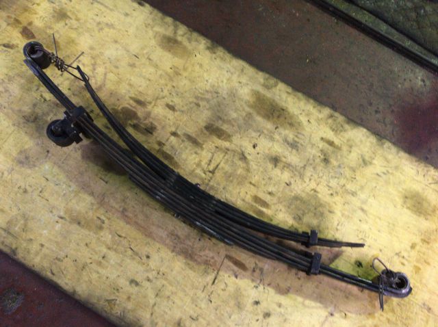 リーフスプリングAy(後右)