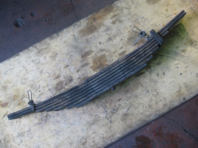 リーフスプリングAy(後左)