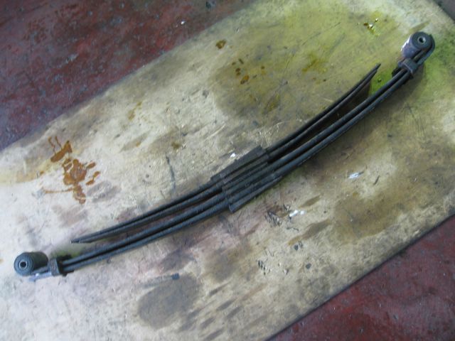 リーフスプリングAy(後右)