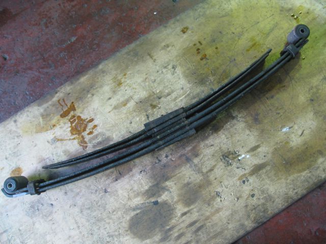 リーフスプリングAy(後左)