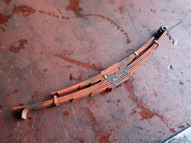 リーフスプリングAy(後右)