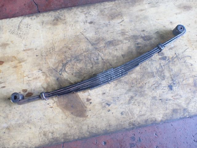 リーフスプリングAy(前左)