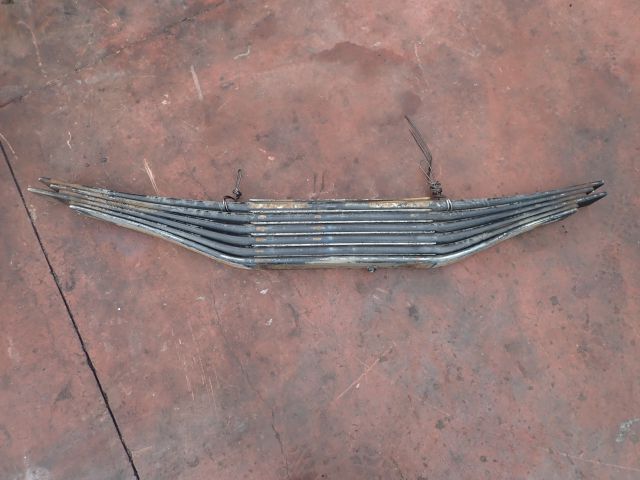 リーフスプリングAy(後右)