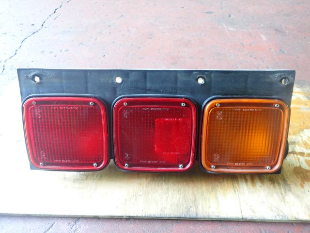 テールランプ(右)