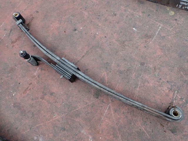 リーフスプリングAy(前右)