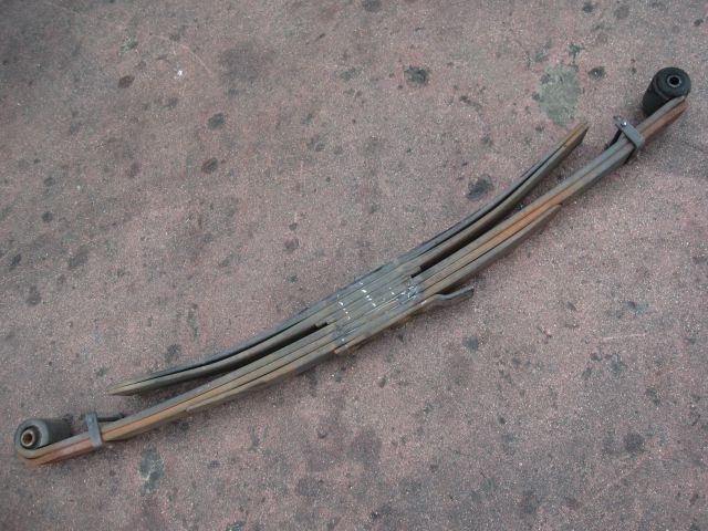 リーフスプリングAy(後左)