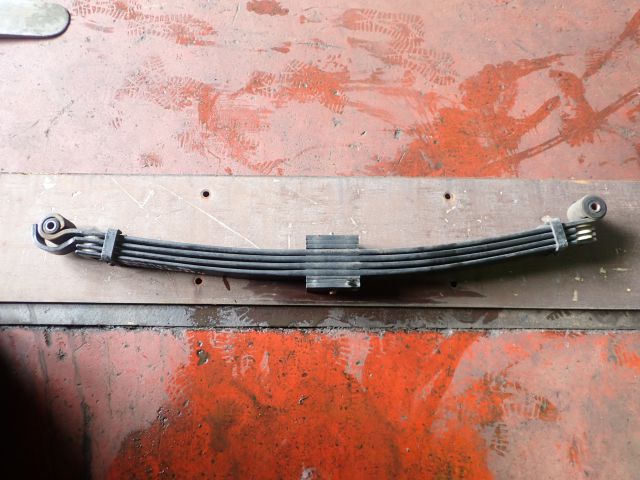 リーフスプリングAy(前右)