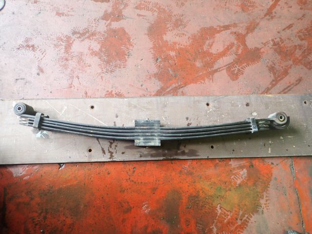 リーフスプリングAy(前左)