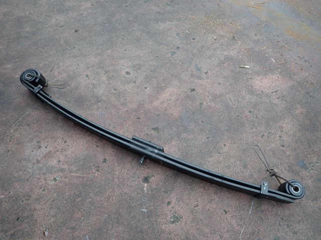 リーフスプリングAy(前左)