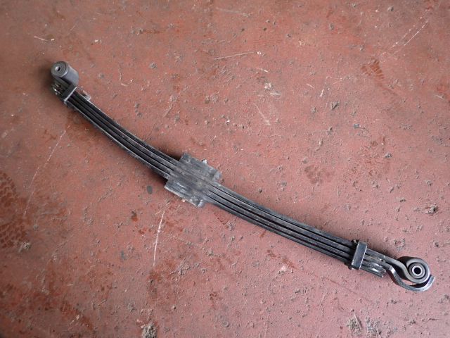 リーフスプリングAy(前左)