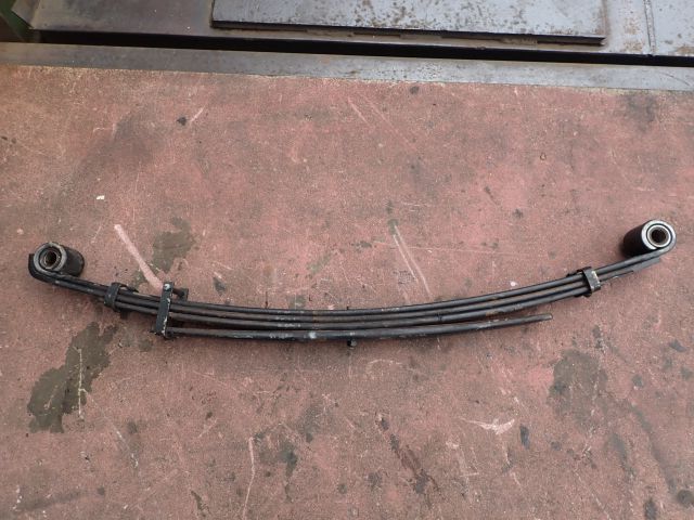 リーフスプリングAy(後右)