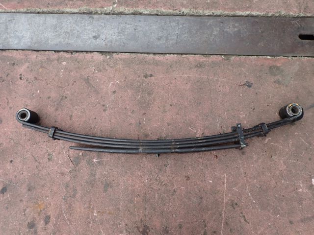 リーフスプリングAy(後左)