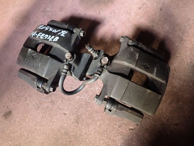 キャリパー(前左)