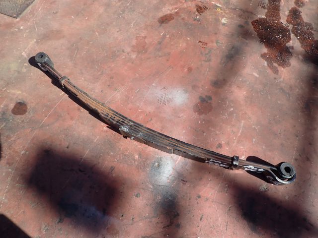 リーフスプリングAy(前左)