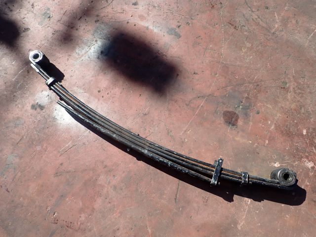 リーフスプリングAy(後左)