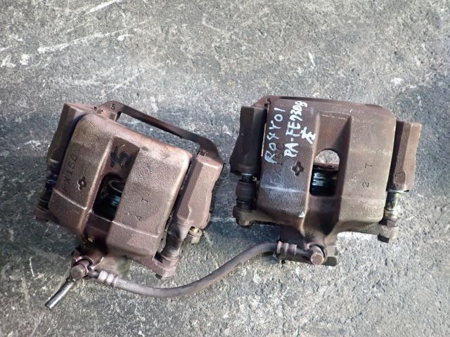 キャリパー(前左)