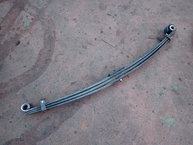 リーフスプリングAy(前左)