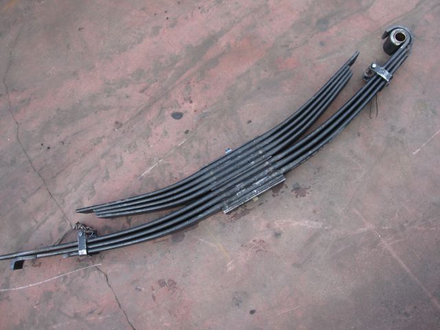 リーフスプリングAy(後右)