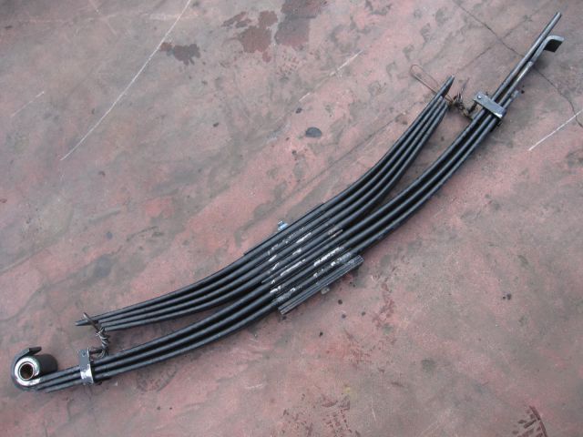 リーフスプリングAy(後左)