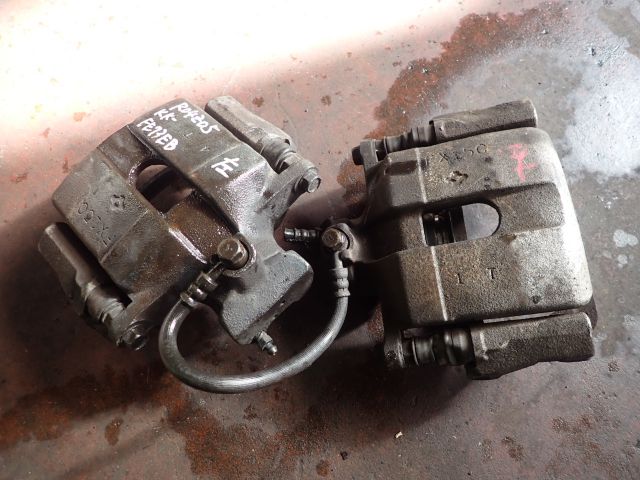 キャリパー(前左)