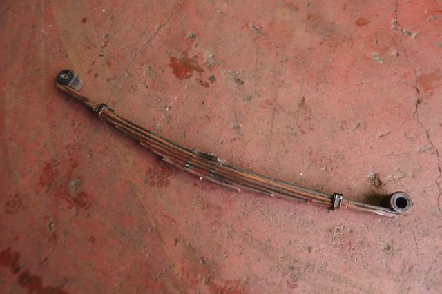 リーフスプリングAy(前左)