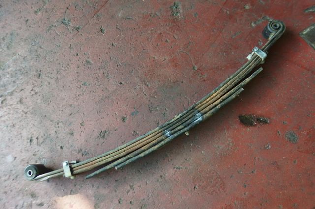 リーフスプリングAy(後左)