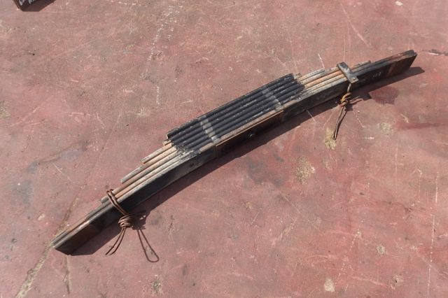 リーフスプリングAy(後右)