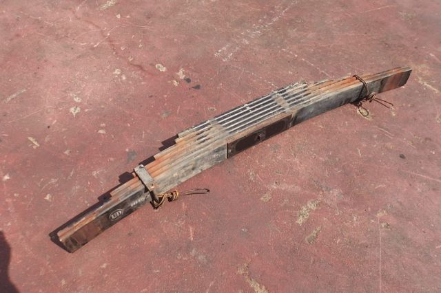 リーフスプリングAy(後左)