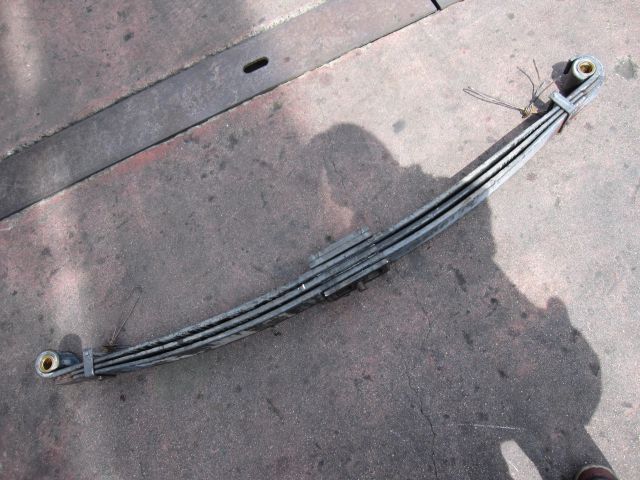 リーフスプリングAy(前左)