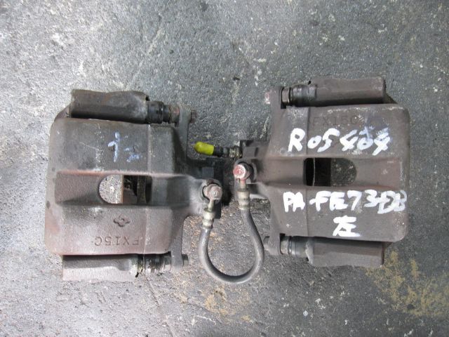 キャリパー(前左)