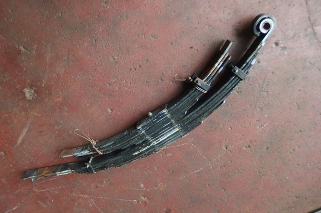 リーフスプリングAy(後右)