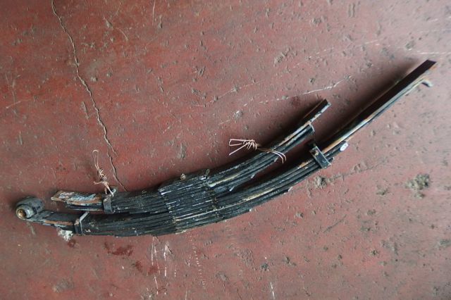 リーフスプリングAy(後左)