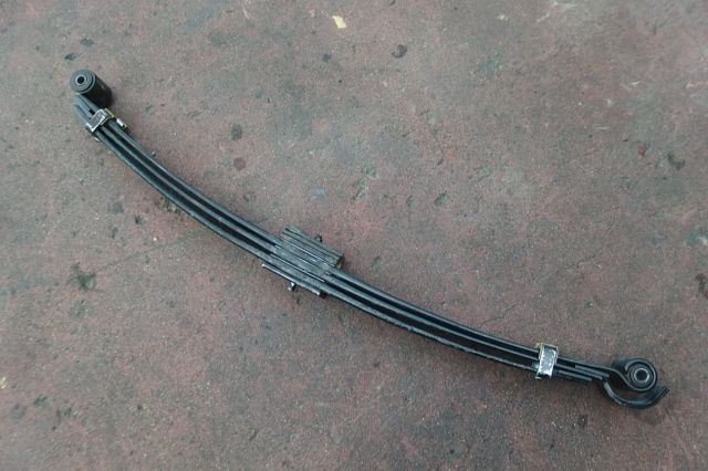 リーフスプリングAy(前左)