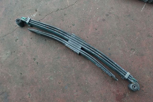 リーフスプリングAy(後右)