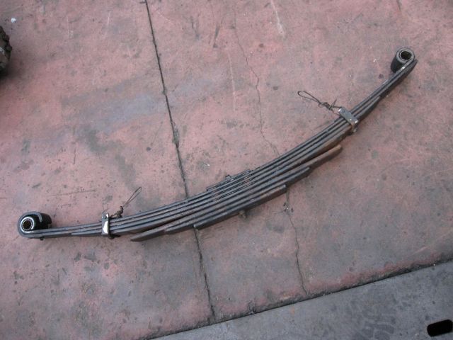 リーフスプリングAy(前左)