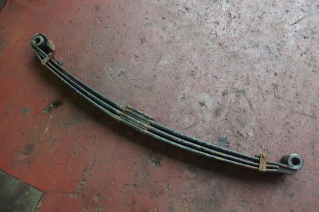 リーフスプリングAy(前左)