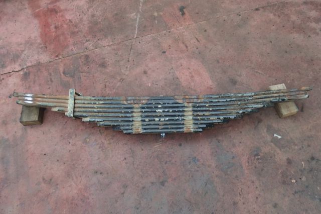 リーフスプリングAy(後右)