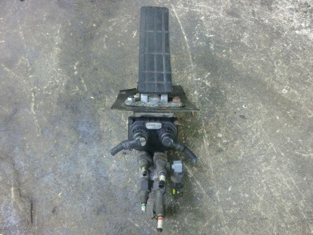 ブレーキバルブ