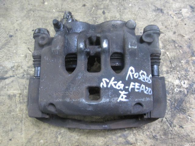 キャリパー(前左)