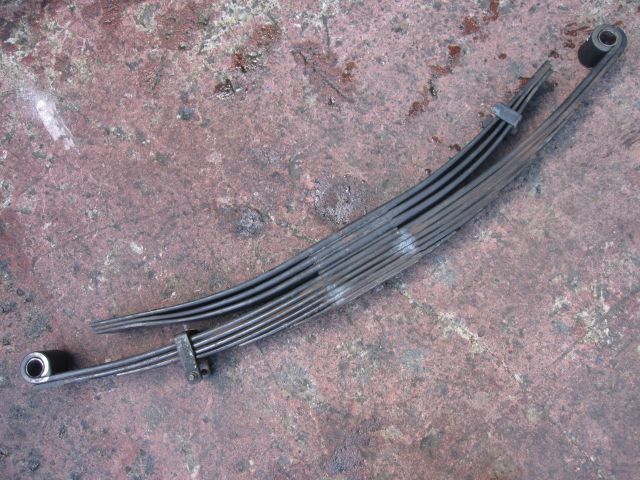 リーフスプリングAy(後左)