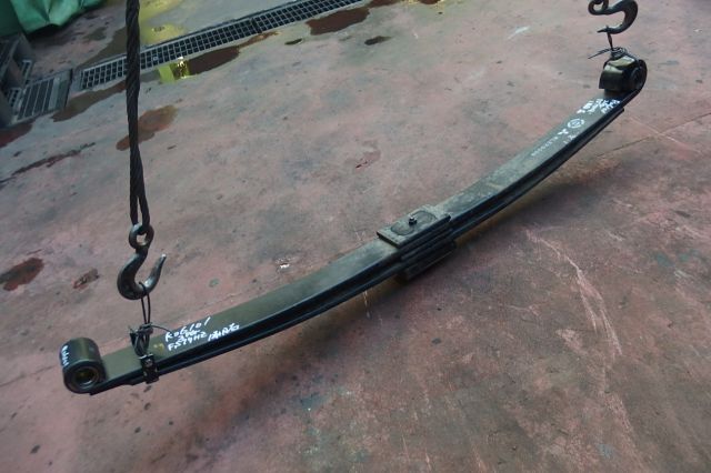 リーフスプリングAy(前右)