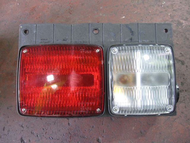テールランプ(右)