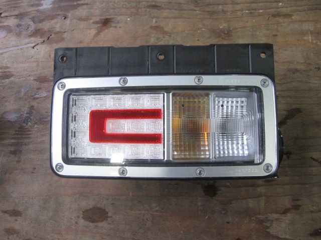 テールランプ(右)