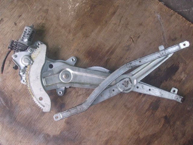 Fドアレギュレーター(左)