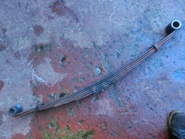 リーフスプリングAy(前左)