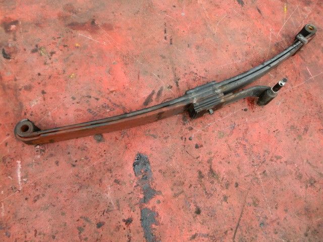 リーフスプリングAy(前左)